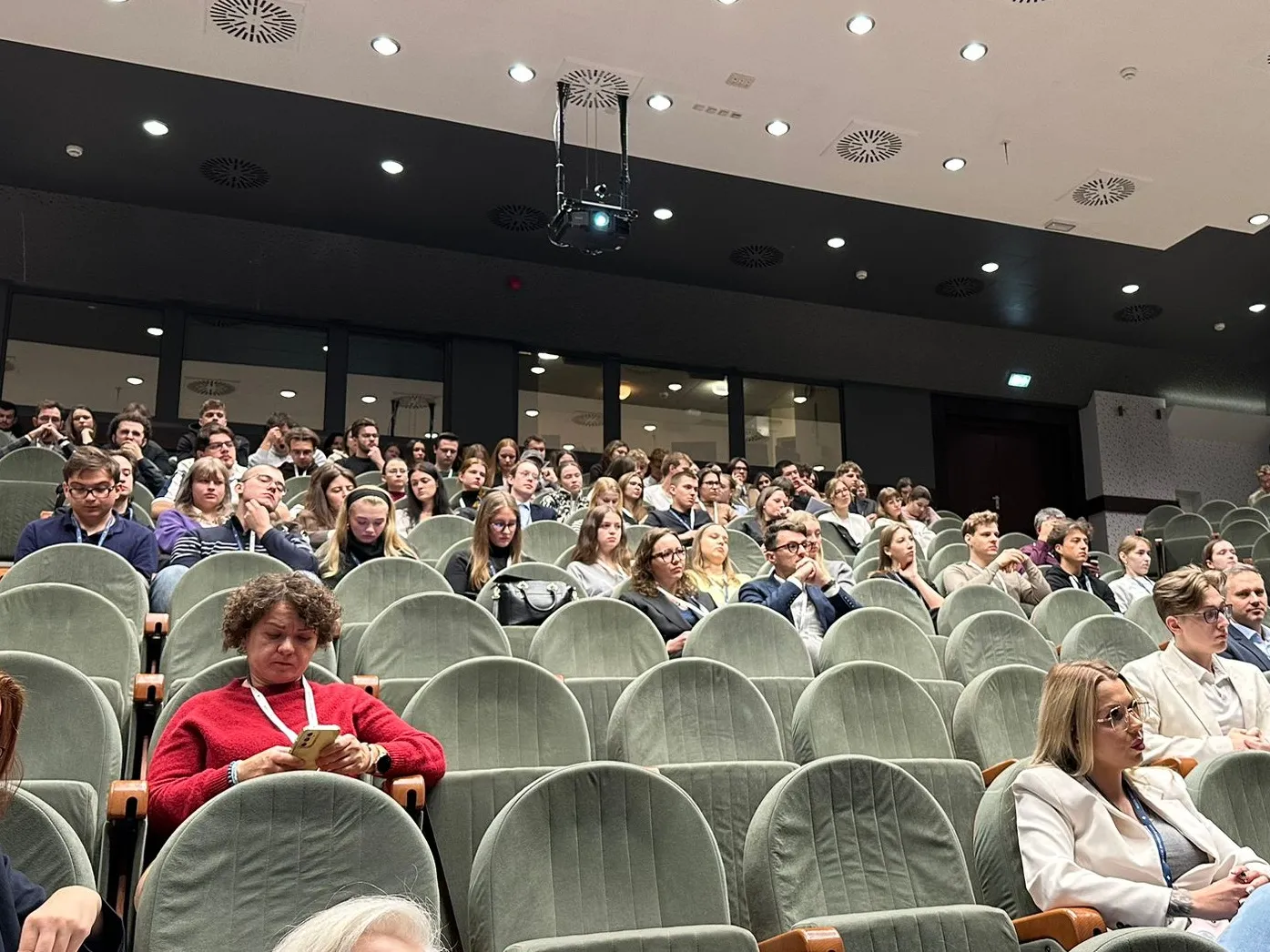 Pełna aula podczas sesji