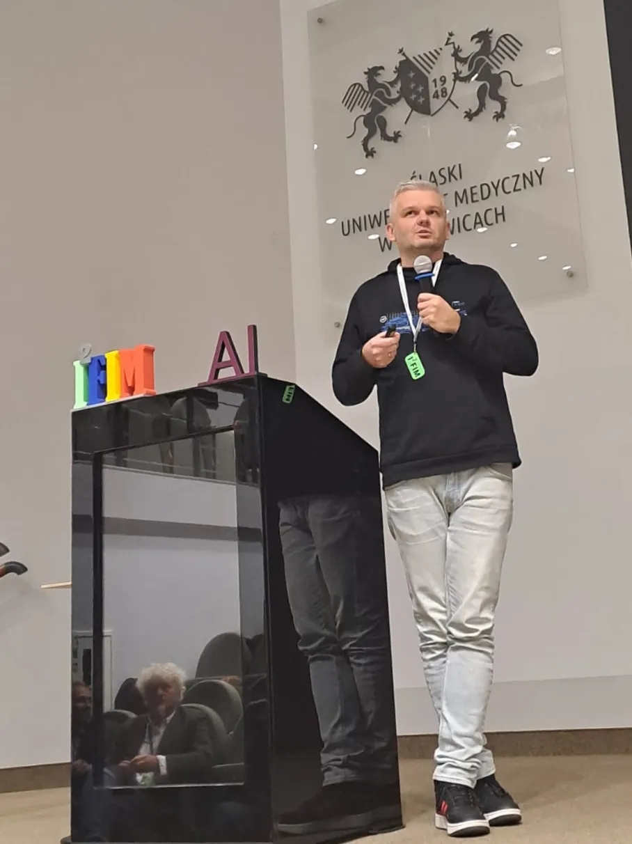 Wystąpienie przy mównicy z literami I2FIM