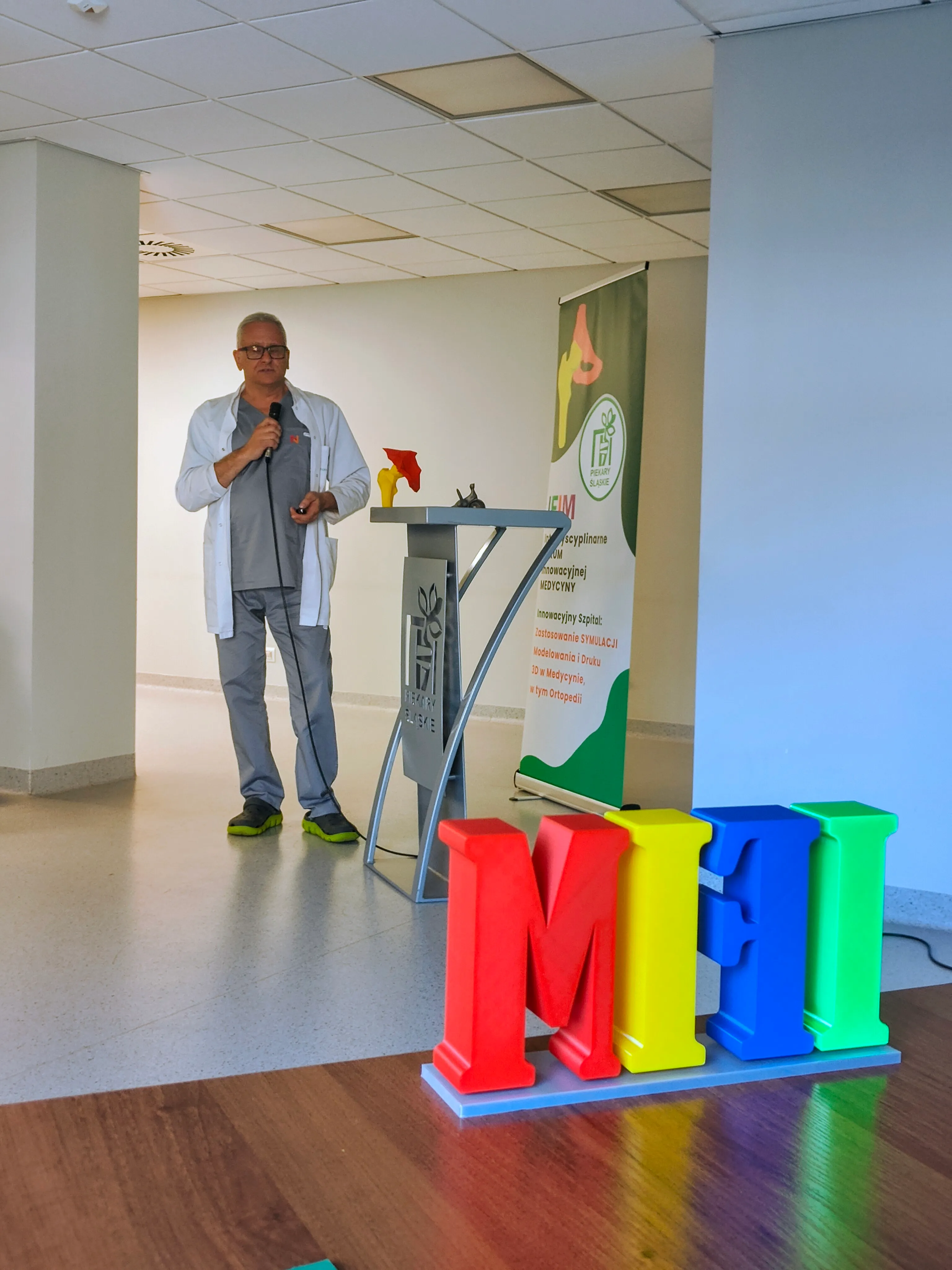 Wystąpienie obok wydrukowanych w 3D liter forum
